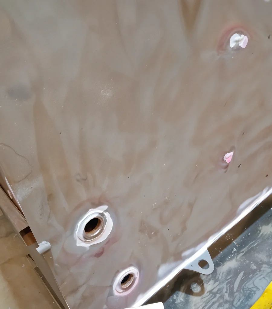 La fase de mantenimiento incluye reparaciones estructurales y aplicación de pintura.